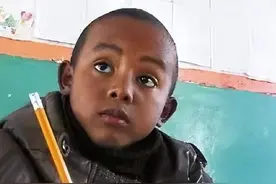 12年前，黑人小孩被农村奶奶收养，长大后为啥要一心考浙大图片