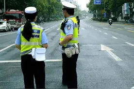 「以案说法」警察在抓嫌疑人时误把你抓了，你可以当场反抗吗？图片