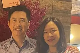 庾澄庆二婚妻子张嘉欣难得露面，司机接送出门，阔太派头十足图片