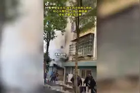 湖南益阳一男孩火场逃生，得知奶奶被救后下跪叩谢图片