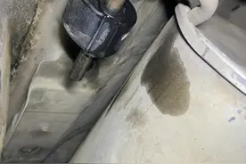 汽车后尾箱共振异响，别着急去汽修厂，自己换几个垫子或解决图片