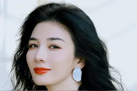 年近50的黄奕, 终于扑灭了嫁入豪门的心, 将自己活成了“人间清醒”图片