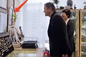 李亚鹏逛陶瓷店，见王菲女儿窦靖童照片，面露欣喜慈爱被赞好爸爸图片