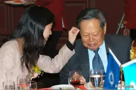 百岁老人杨振宁的两段婚姻 他答应翁帆 可以改嫁 但有个条件图片