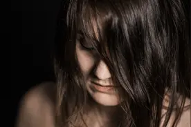 52岁大妈去照顾怀孕儿媳，进门看见墙上婚纱照，闹得不愉快图片