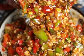 做剁椒酱，别只会加盐，牢记“2不能2多加”，又香又辣，久放不坏图片