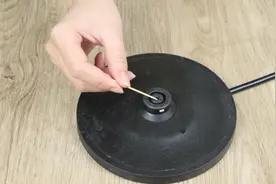 今天才知道，电热水壶上插一根牙签，作用真厉害，一年能省不少钱图片