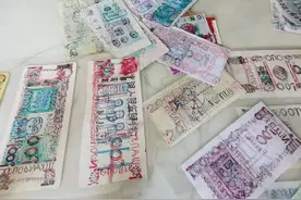 流浪老人手绘“假币”买面条，店主甘愿被骗10年：老人已去世，将永久收藏钱币图片