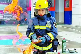 可乐灭火视频网上流传，可靠吗？消防人员现场试验图片
