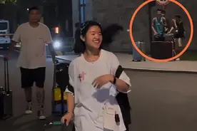 露馅了？UU独自搬4个行李，晋嫂崔晋坐门口看着，网友：早晚塌图片