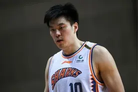 争议！32岁董瀚麟大爆料，和周鹏每人喝15瓶，姚明易建联也没少喝图片