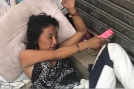 流浪女子左手戴戒指嘴里叼烟，睡在街角，知情人：她以前很风光图片