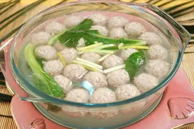 汆丸子，肉馅处理很重要，谨记3点，Q弹饱满多汁，比牛肉丸劲道图片