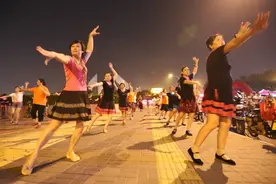 越来越多的家庭在请“育儿嫂”，真值吗？背后的真相普通人看不清图片