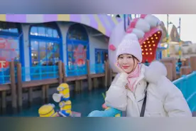 杨紫晒环球影城随拍美照，戴白色毛线帽开心比耶甜美可爱图片