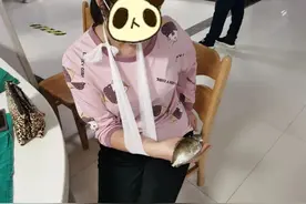女子举着鱼进医院，医生：做得对！被海鲜扎伤后不处理可能会截肢图片