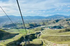 太酷啦！新疆滑雪场夏季“吸粉”新玩法：音乐会、徒步登山、露营图片