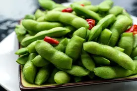 煮毛豆，切忌直接下锅，多做1步多加1样掌握一点，入味不发黄图片