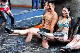 奇葩泥巴浴：男女共浴引领新潮流！图片