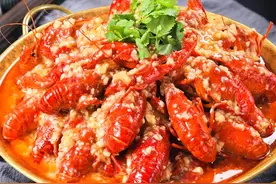 小龙虾头部的黄，是虾黄还是虾屎？吃了这么多年，终于明白了图片