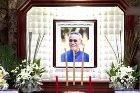 洪金宝二度现身吴耀汉告别式，送遗孀拐杖并相拥，家属泪目图片