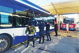 寒风中坚守的太原公交保洁员： 只为让每辆车“漂亮”上路图片