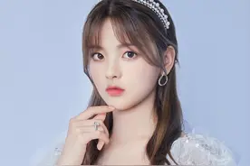 草根少女杨超越：从服务员到爆红，让无数二代咬牙切齿又望尘莫及图片