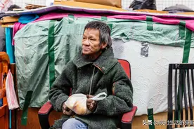 68岁老人养育了六个儿女，晚年时却露宿街头，儿女每天只给他20块图片