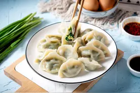 包韭菜饺子时，韭菜切好不要直接拌，多做“这一步”，饺子更好吃图片