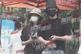 张天爱盛一伦疑恋爱，穿情侣装眼神宠溺，同回女方家中小动作不断图片