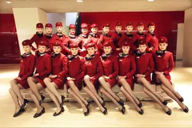 空姐的脖子上为什么总会戴一条丝巾？是用来保暖吗？作用真不小图片