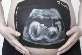 胎儿会偷偷“爱”妈妈，踢肚皮是淘气？有这些表现的娃“能处”图片