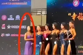 闹大！女模扔鞋砸评委后续，其他选手或有内幕，涉事女模正脸曝光图片