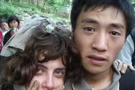 2008年，都江堰小伙地震中救下以色列女孩，女孩苦寻13年再相见图片