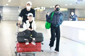 秋瓷炫于晓光一家三口现身上海机场图片