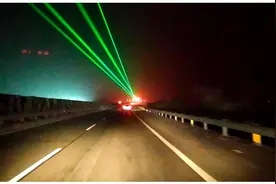 我国的高速公路上，为何要发出晃眼的激光束？小设计有大用途！图片