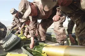 戈壁亮剑精练协同打法——第77集团军某旅严密组织装甲分队实弹射击考核图片