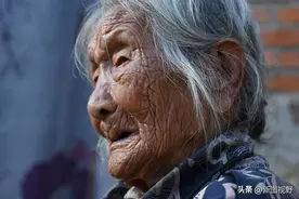 102岁小脚奶奶，饮食无忌口，吃糖数量超乎想象，看她如何养生图片