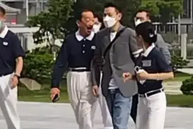 刘德华陪妻子回娘家过年，朱丽倩舅舅迎接，61亿身家排大马第21位图片