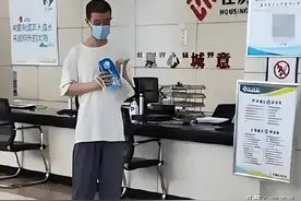 买婚房？韦神现身公积金中心，穿2只不同的鞋，穿奶妈裤引领时尚图片