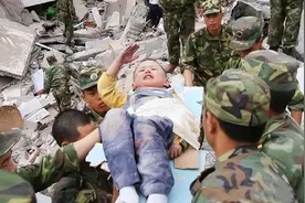 汶川地震，被解放军救起的3岁“敬礼男孩”，长大后再寻当年恩人图片