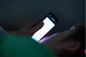 医生提醒：睡前关灯玩手机，可能真的会瞎！不要不当回事！图片