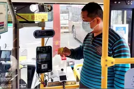 在淄博乘坐公交车可以“一码通行”啦！图片