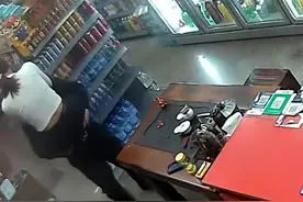 福建一爷爷刚把两孙子接走，父母店里忘情拥抱，结果迎来社死现场图片