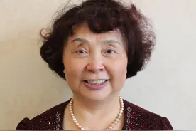 60岁高龄产妇冒死生下双胞胎，如今丈夫已死，她和孩子怎么样了？图片