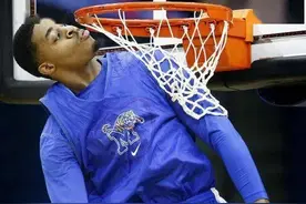 卧槽，这头超筐补扣太吓人！他还敢飞卡特扣过的2米18法国中锋图片