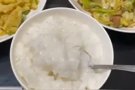 陕西一男子晒妻子做的饭和他炒的菜，对比俩人厨艺网友直呼：绝配图片