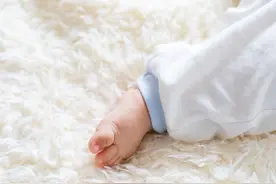 夏季来了，宝宝“穿袜子”或“总光脚”，3年后体质差距很明显图片