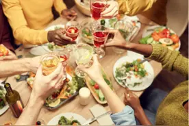 参加酒局时，为何总有人把杯子放低一截，行家：看完就懂了图片