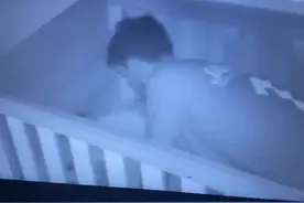 家中摄像头惊现陌生男子声音，英国父母发现有人半夜对婴儿说话图片